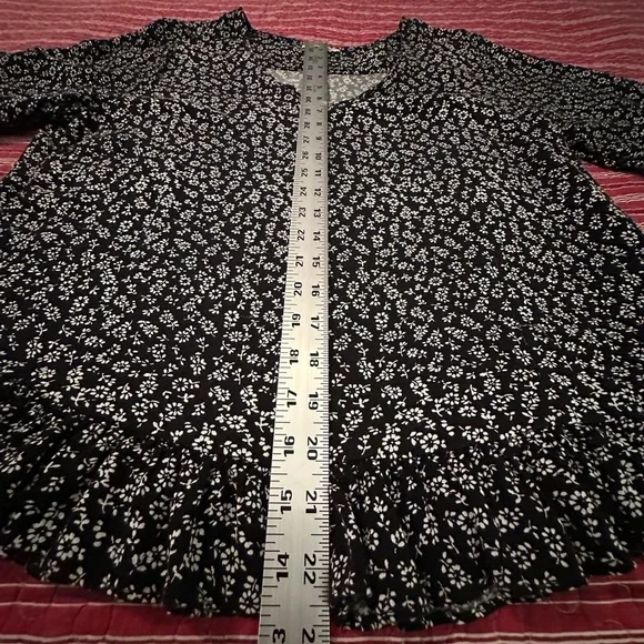 Elegant Black and White Floral Blouse - Picture 6 of 8